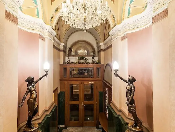 Bohemia Plaza Hotel 4*